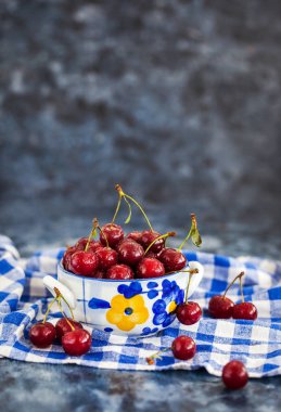 Bir kase taze ıslak vişne