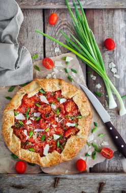 Lezzetli ev yapımı rustik açık pasta (Galette'ye) ile domates, peynir