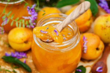 Lezzetli ev yapımı kayısı reçeli 