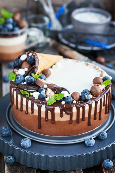 Üç çikolatalı mousse kek gözleme koni, taze bl ile dekore edilmiştir.