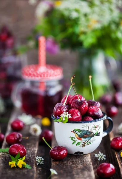 Cereza húmeda fresca en taza de metal de esmalte — Foto de Stock