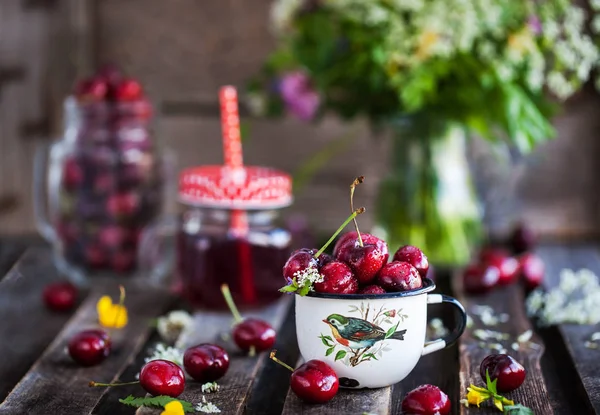 Emaye metal kupa taze ıslak kiraz