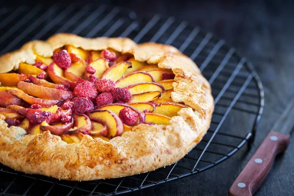 Galette con pesca e lampone al buio — Foto Stock