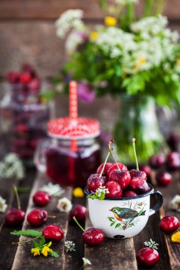 Emaye metal kupa taze ıslak kiraz