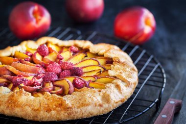 Galette'ye şeftali ve ahududu kara günü