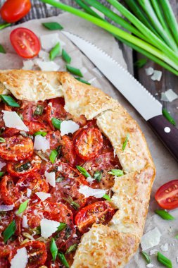 Lezzetli ev yapımı rustik açık pasta (Galette'ye) ile domates, peynir
