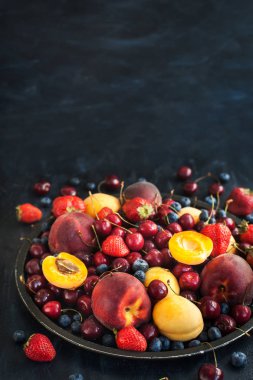 Taze olgun yaz meyveleri ve meyve 