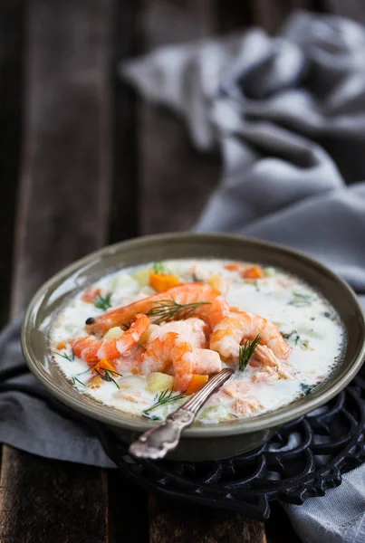 Warme zalm en garnalen crème soep — Stockfoto