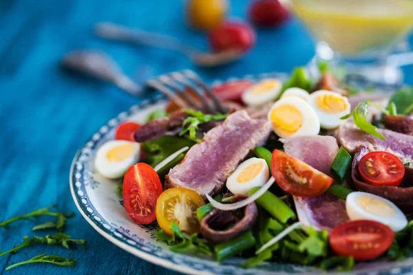 Ensalada de atún con tomates, huevos cocidos, cebolla, anchoa y lechuga — Foto de Stock