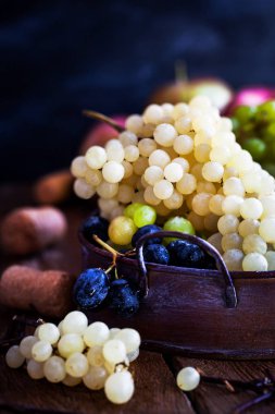 Taze olgun beyaz, yeşil ve mor üzüm