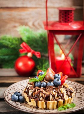 Banoffee çikolatalı pasta çikolata, taze yaban mersini ile dekore edilmiştir.