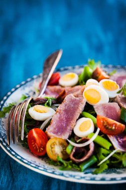 Ton balıklı salata domates, haşlanmış yumurta, soğan, hamsi ve lettuc ile