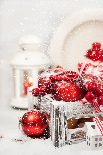 Weihnachtskomposition mit roten Äpfeln, Kugeln, Zimt, Schnee und — Stockfoto