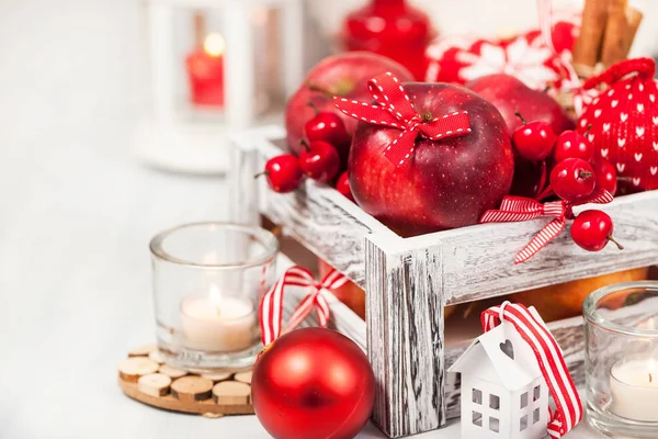 Christmas sammansättning med röda äpplen, bollar, kanel, snö och — Stockfoto