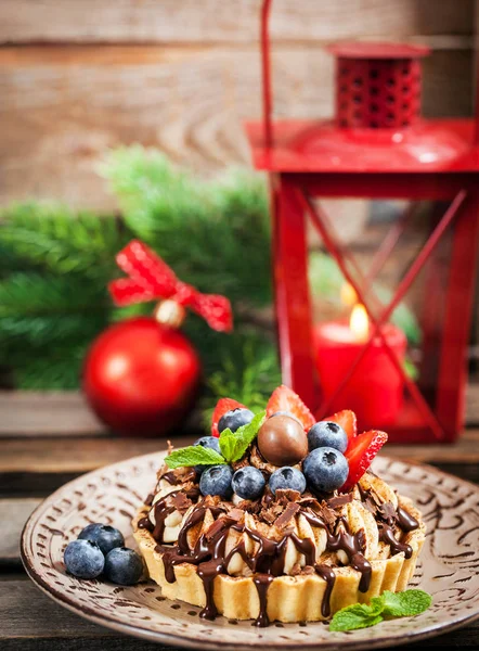 Banoffee çikolatalı pasta çikolata, taze yaban mersini ile dekore edilmiştir.