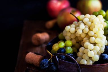 Taze olgun beyaz, yeşil ve mor üzüm