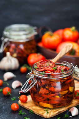 Kurutulmuş domates sarımsak ve bir kavanoz zeytin yağı ile