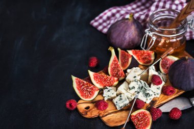 Mavi peynir, taze incir, ahududu ve bal 