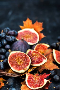 Sonbahar taze olgun incir ve mor üzüm