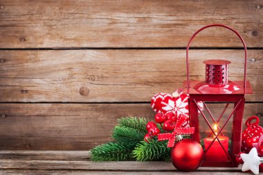 Noel zamanı kırmızı latern ile mum ışığı ve tatil Dekorasy