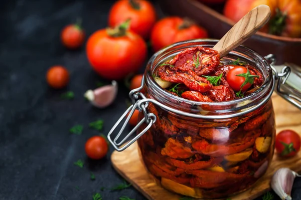 Sun dried tomatoes with garlic and olive oil in a jar — Stock Photo, Image