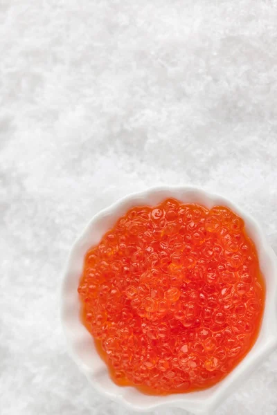 Pyszny kawior czerwony w misce na tle białego śniegu — Zdjęcie stockowe