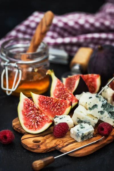 蓝纹奶酪，新鲜无花果、 覆盆子和蜂蜜 — 图库照片