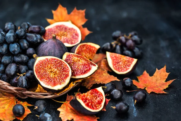 Осенний свежий спелый инжир и фиолетовый виноград — стоковое фото