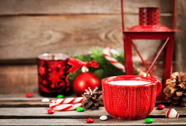 Navidad taza roja de leche y latern con luz de vela, hol —  Fotos de Stock