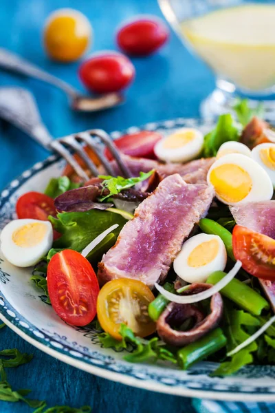 Salada de atum com tomate, ovos cozidos, cebola, anchova e alface — Fotografia de Stock