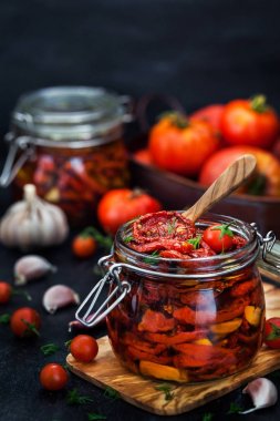 Kurutulmuş domates sarımsak ve bir kavanoz zeytin yağı ile