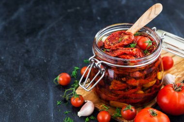 Kurutulmuş domates sarımsak ve bir kavanoz zeytin yağı ile