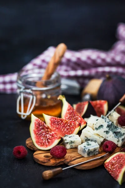 蓝纹奶酪，新鲜无花果、 覆盆子和蜂蜜 — 图库照片