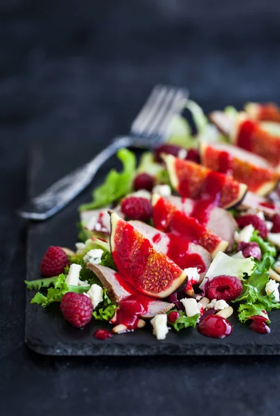 Finom saláta friss füge, kacsahús és málna öntettel — Stock Fotó