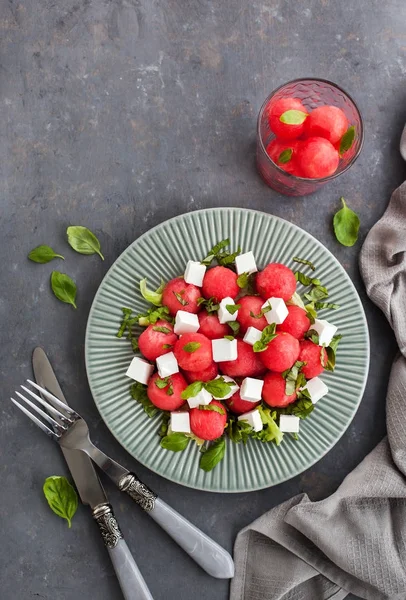 Karpuz ve beyaz peynir ile taze lezzetli salata — Stok fotoğraf