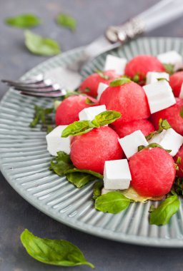 Karpuz ve beyaz peynir ile taze lezzetli salata