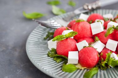 Karpuz ve beyaz peynir ile taze lezzetli salata