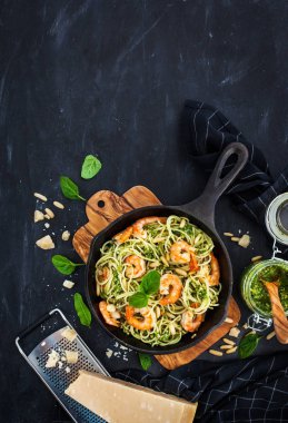 Spagetti karides ve ev yapımı pesto sos ile