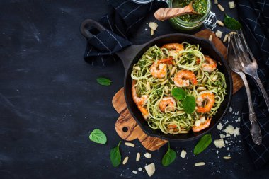 Spagetti karides ve ev yapımı pesto sos ile