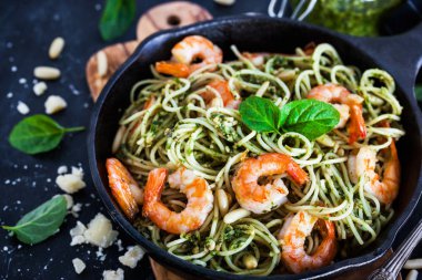 Spagetti karides ve ev yapımı pesto sos ile