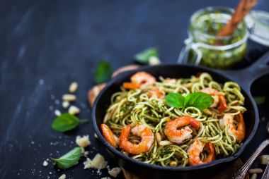 Spagetti karides ve ev yapımı pesto sos ile