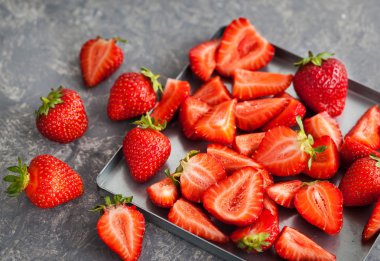 Gri arka plan üzerinde taze çilek