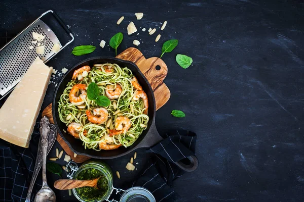 Espaguetis con gambas y salsa de pesto casera — Foto de Stock