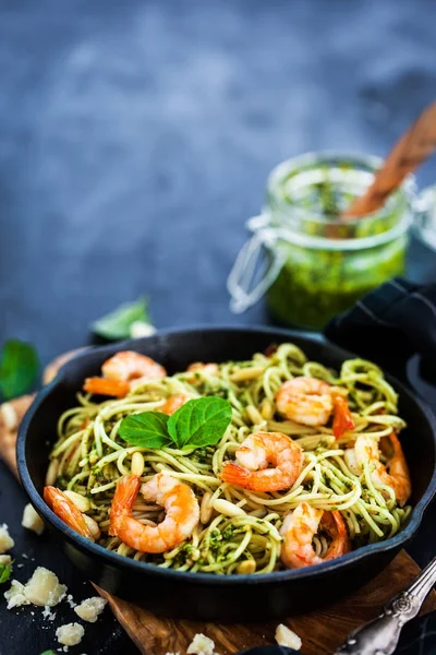 Espaguete com camarão e molho de pesto caseiro — Fotografia de Stock