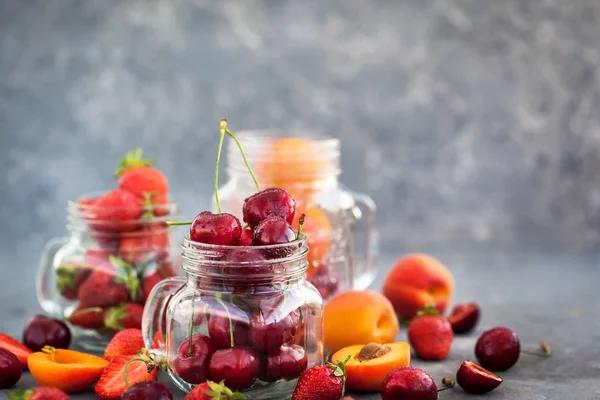 Cereza fresca madura de verano, fresa y albaricoques — Foto de Stock