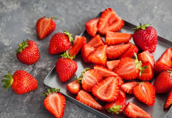 Gri arka plan üzerinde taze çilek