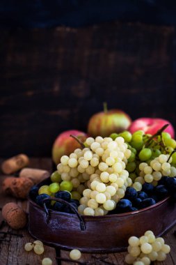 Taze olgun beyaz, yeşil ve mor üzüm