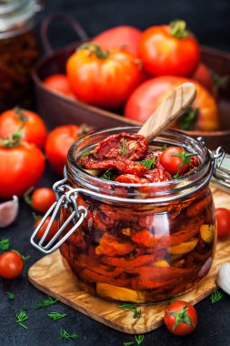 Kurutulmuş domates sarımsak ve bir kavanoz zeytin yağı ile