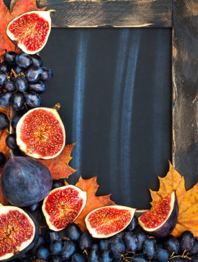 Tebeşir tahtası, yaprakları, incir ve üzüm, sonbahar çerçeve alanı fo