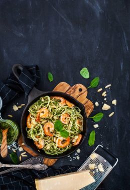 Spagetti karides ve ev yapımı pesto sos ile
